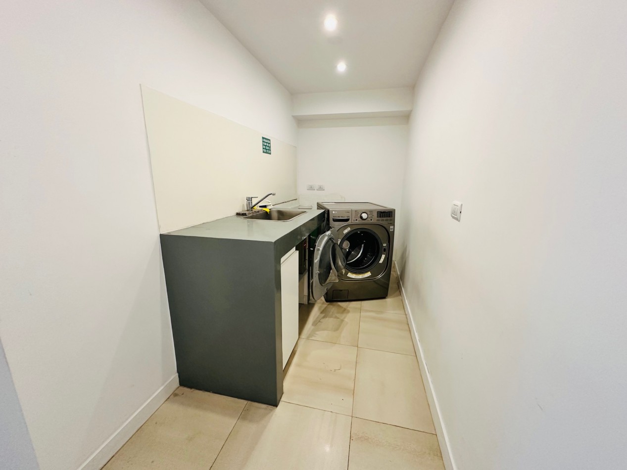 Amplio Semipiso 3 Dormitorios 2 cocheras y baulera con vista frente al mar