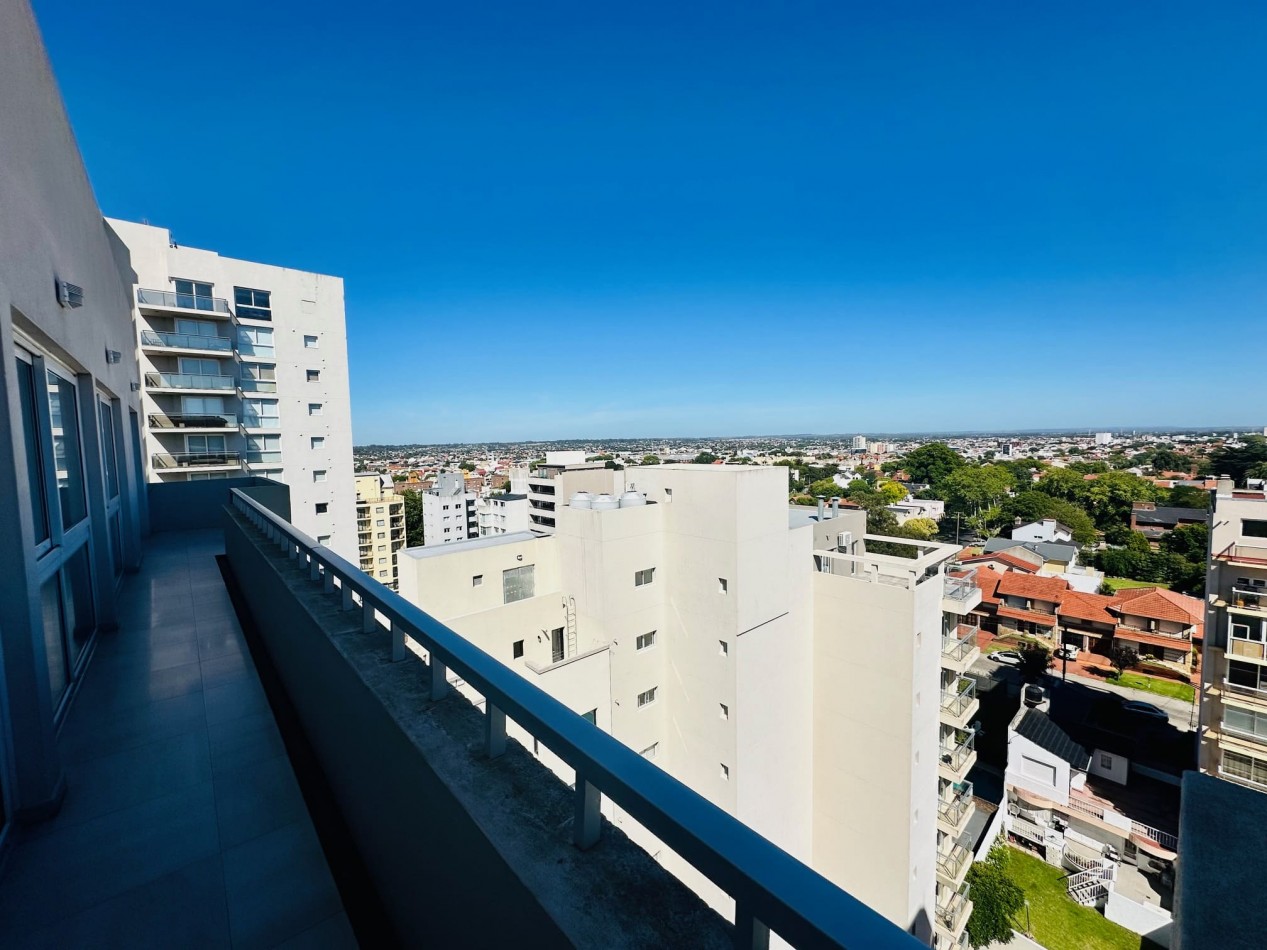 Amplio Semipiso 3 Dormitorios 2 cocheras y baulera con vista frente al mar