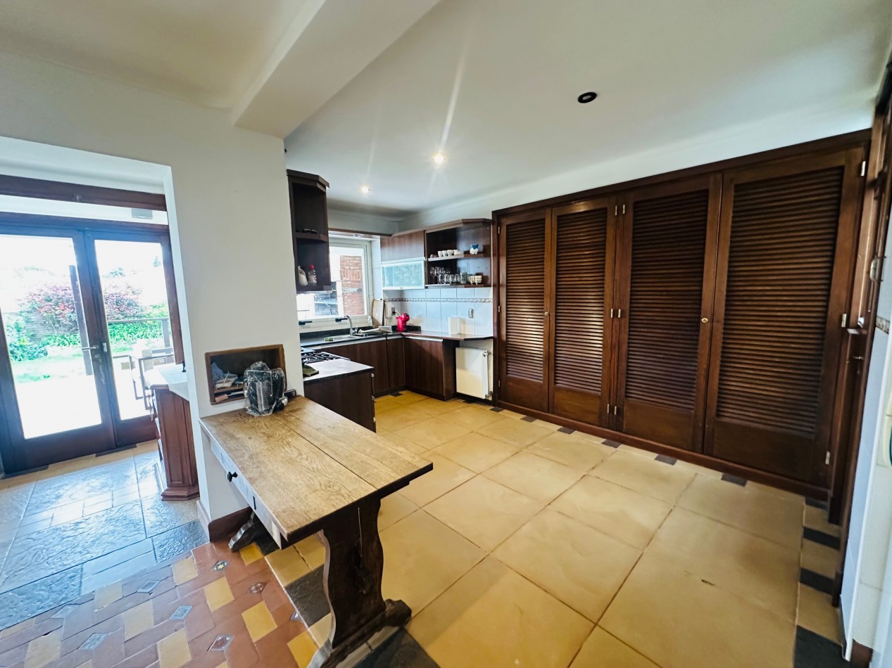 Amplia Casa con 4 dormitorios y piscina Playa Grande