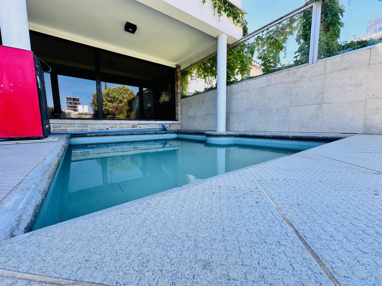 Amplia Casa con 4 dormitorios y piscina Playa Grande