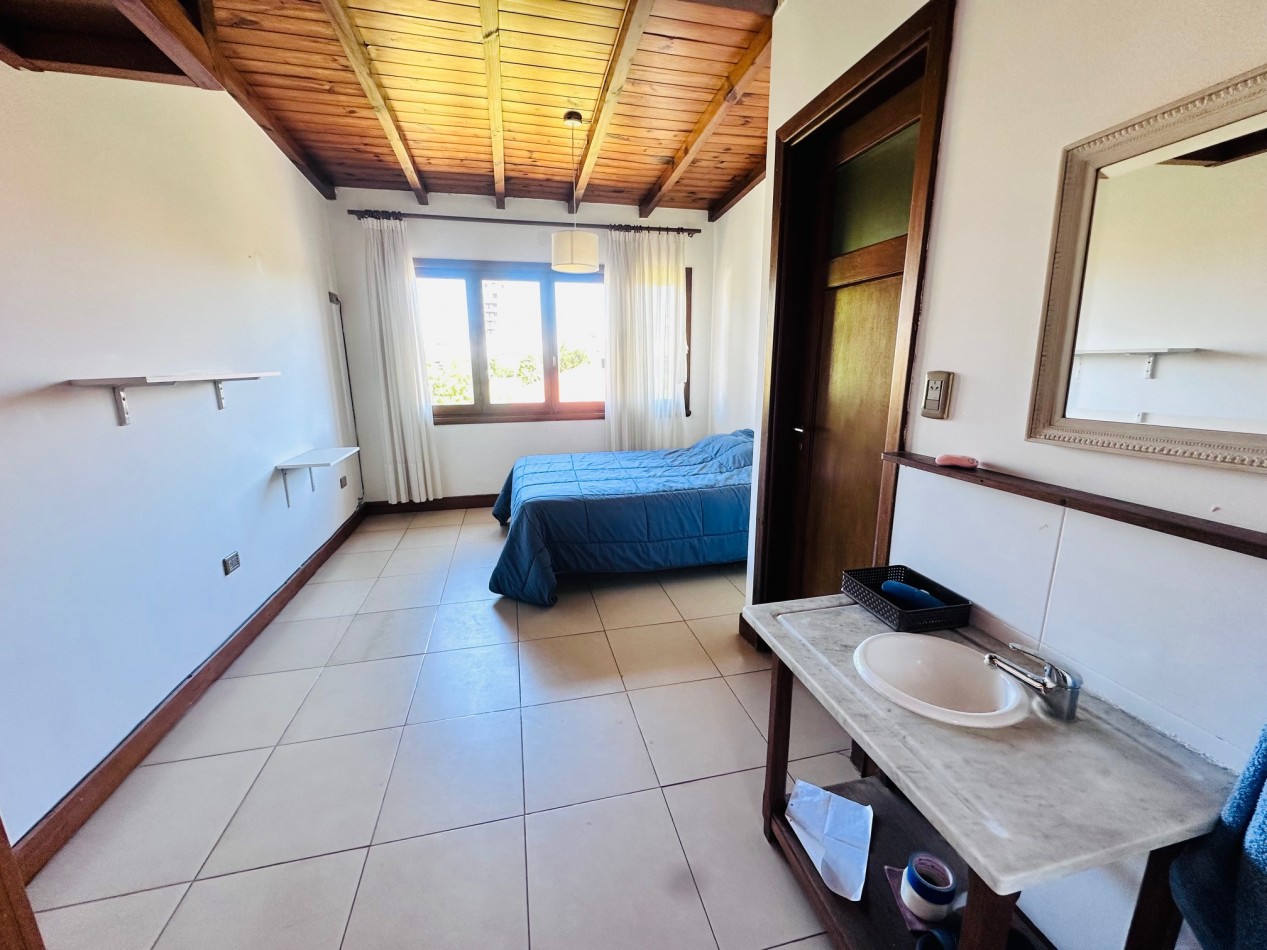 Amplia Casa con 4 dormitorios y piscina Playa Grande