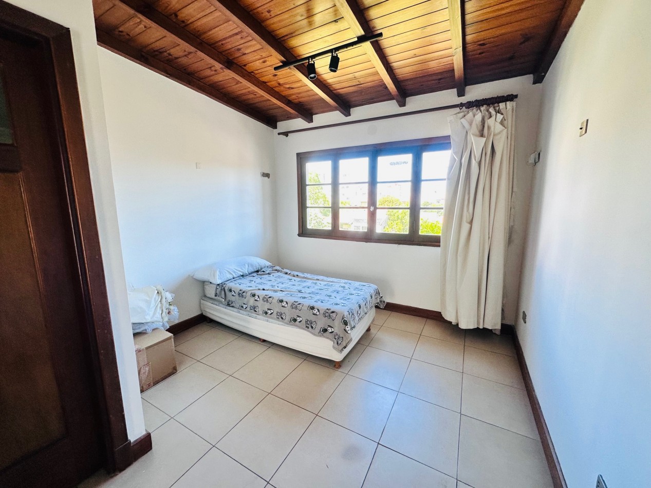 Amplia Casa con 4 dormitorios y piscina Playa Grande