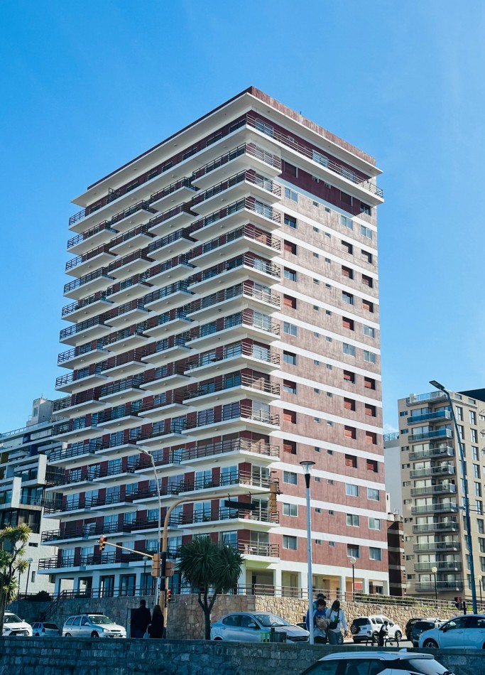 Departamento 3 Ambientes con dependencia, cochera y baulera frente al mar Playa Grande