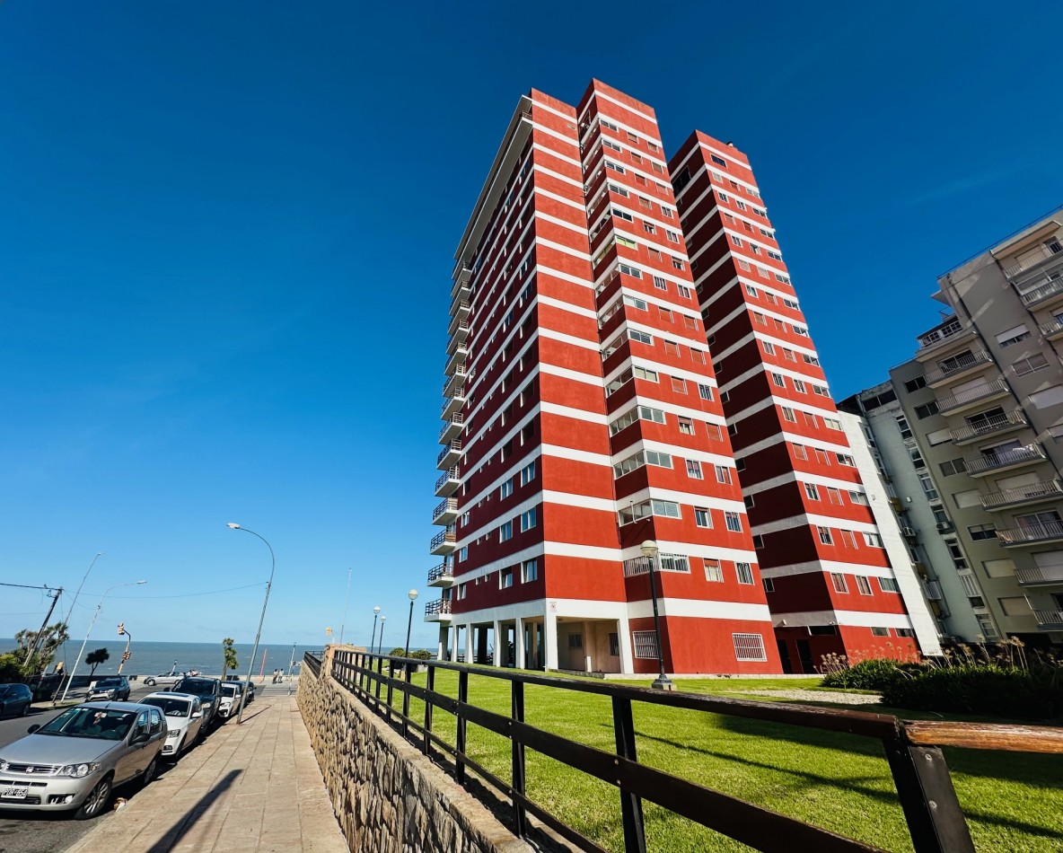 Departamento 3 Ambientes con dependencia, cochera y baulera frente al mar Playa Grande