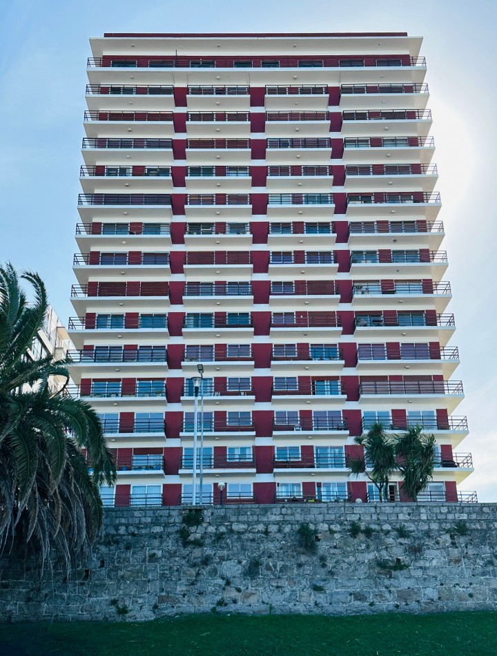 Departamento 3 Ambientes con dependencia, cochera y baulera frente al mar Playa Grande