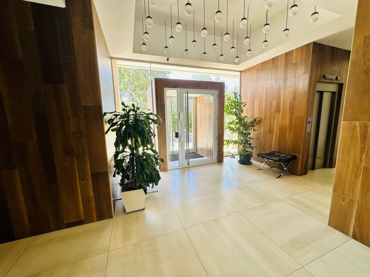 Amplio Semipiso 3 Dormitorios 2 cocheras y baulera con vista al mar y el golf