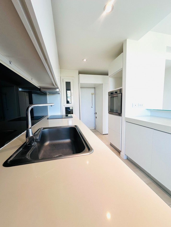 Amplio Semipiso 3 Dormitorios 2 cocheras y baulera con vista al mar y el golf