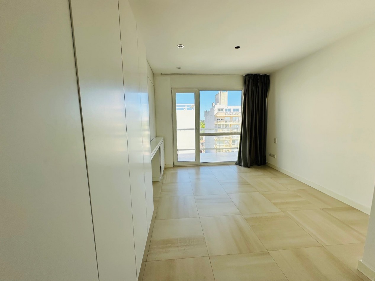 Amplio Semipiso moderno 3 Dormitorios 2 cocheras y baulera con vista al mar y el golf