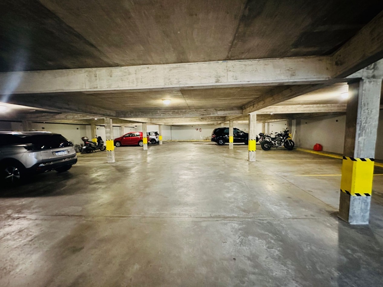 Amplio Semipiso moderno 3 Dormitorios 2 cocheras y baulera con vista al mar y el golf