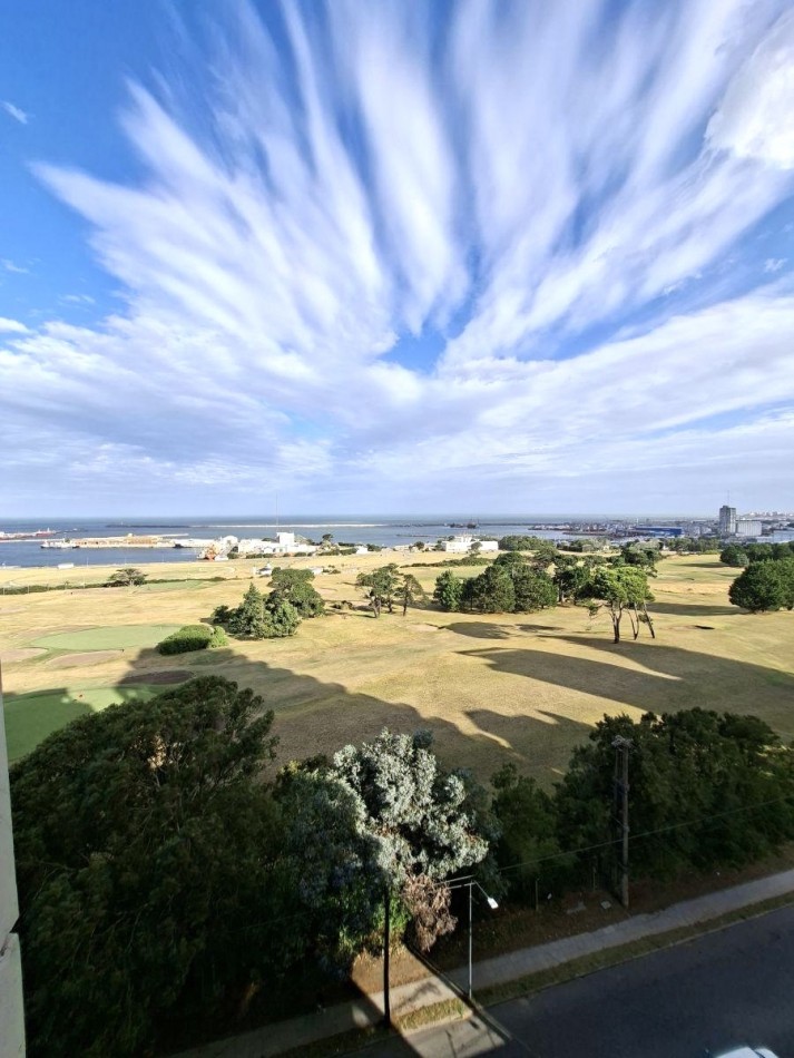 Amplio Semipiso moderno 3 Dormitorios 2 cocheras y baulera con vista al mar y el golf