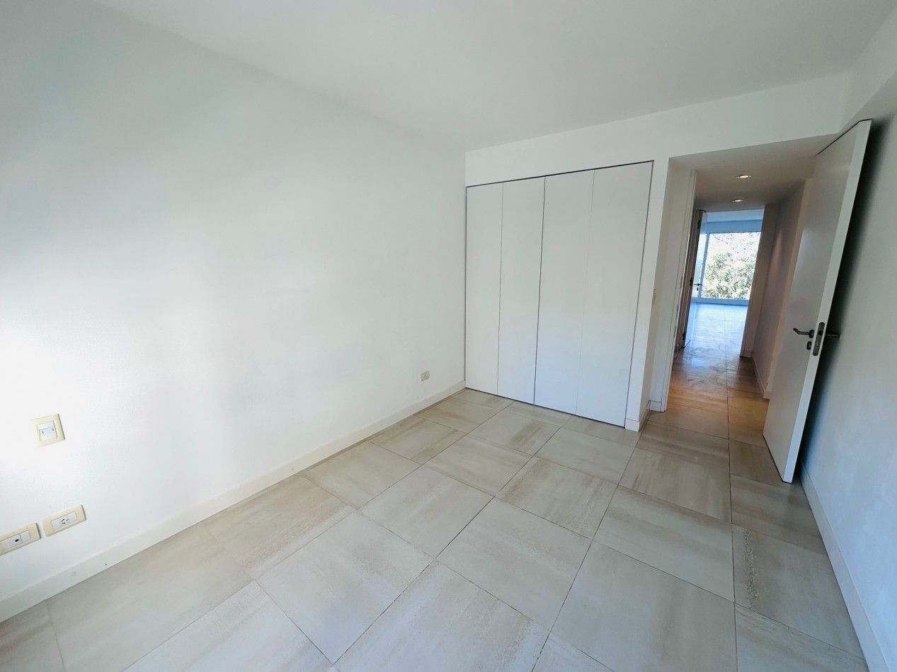 Amplio Semipiso moderno 3 Dormitorios 2 cocheras y baulera con vista al mar y el golf