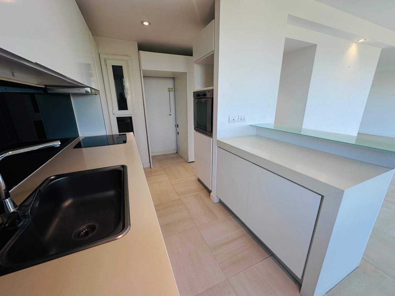 Amplio Semipiso moderno 3 Dormitorios 2 cocheras y baulera con vista al mar y el golf