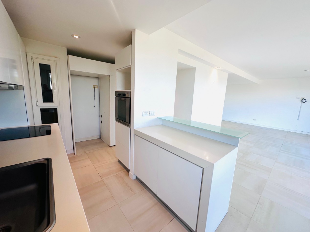 Amplio Semipiso moderno 3 Dormitorios 2 cocheras y baulera con vista al mar y el golf