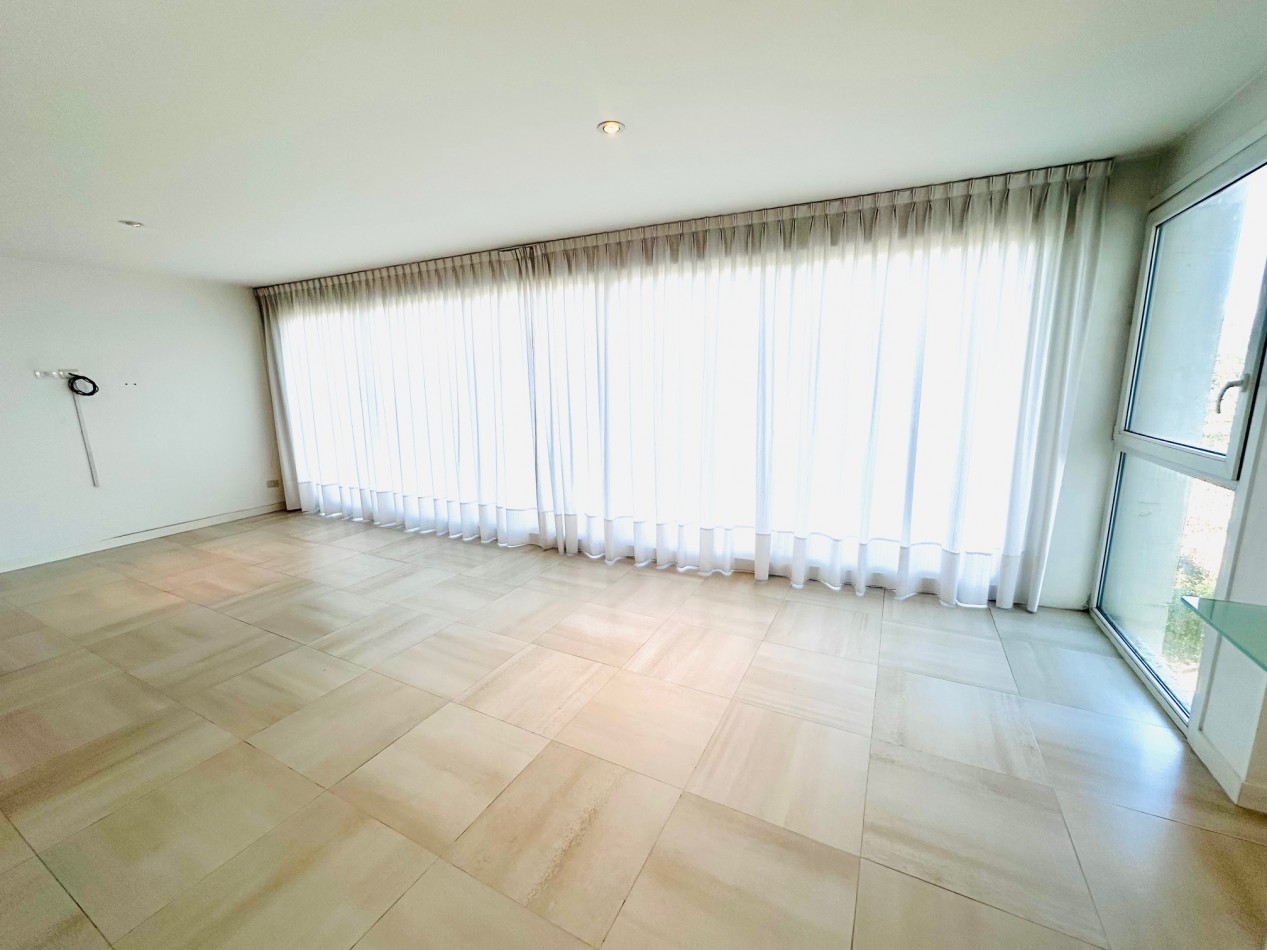 Amplio Semipiso moderno 3 Dormitorios 2 cocheras y baulera con vista al mar y el golf