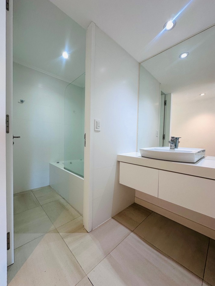 Amplio Semipiso moderno 3 Dormitorios 2 cocheras y baulera con vista al mar y el golf