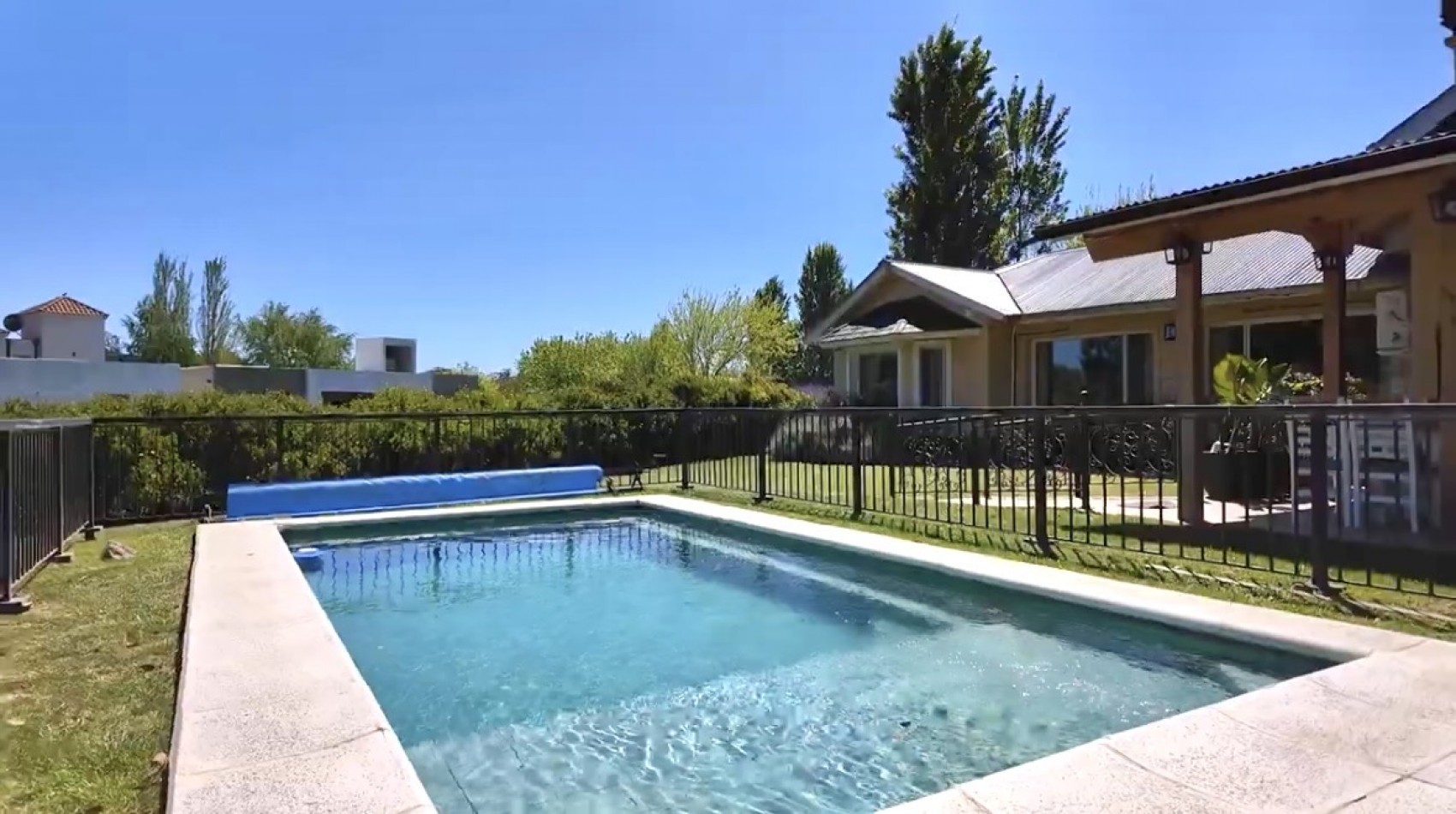 Amplia Casa con pileta barrio privado Arenas del Sur