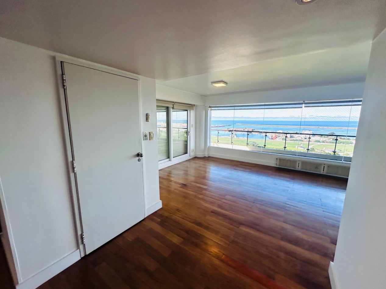 Piso 4 ambientes con dependencia, cochera doble y vista frente al mar Playa Grande