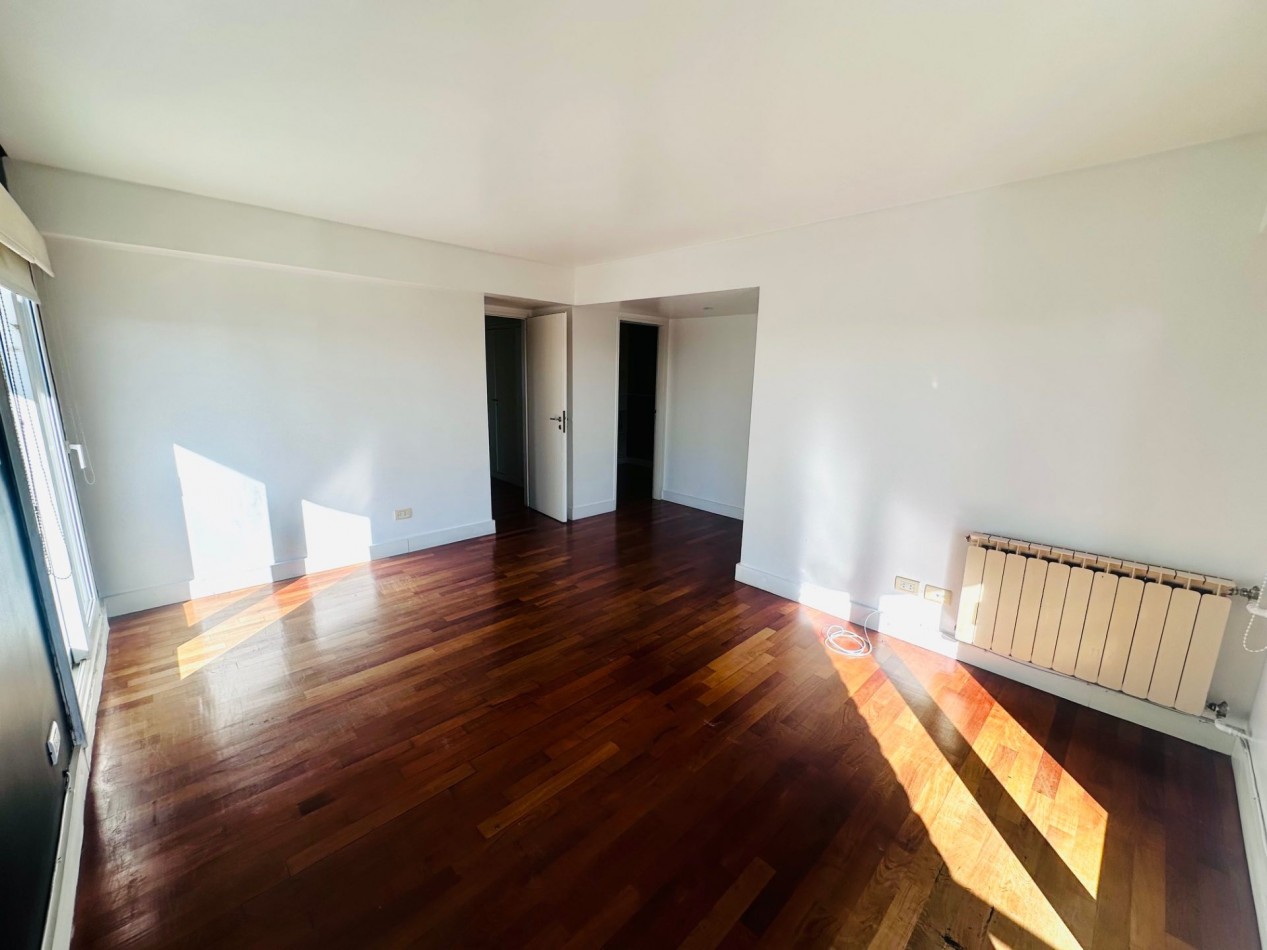 Piso 4 ambientes con dependencia, cochera doble y vista frente al mar Playa Grande