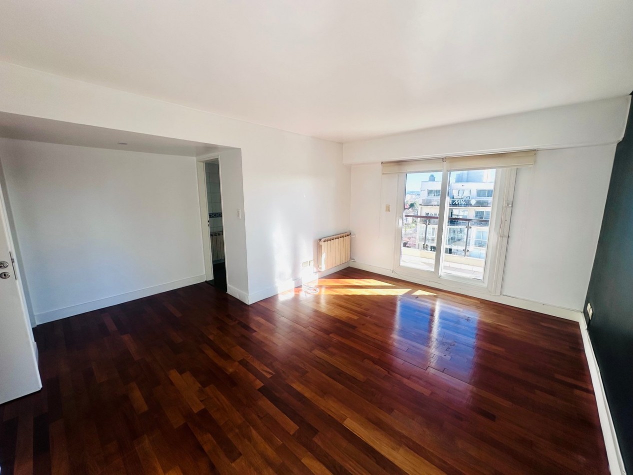 Piso 4 ambientes con dependencia, cochera doble y vista frente al mar Playa Grande