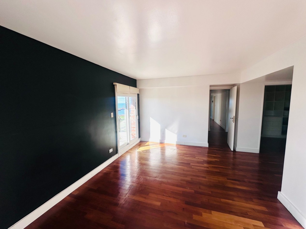 Piso 4 ambientes con dependencia, cochera doble y vista frente al mar Playa Grande