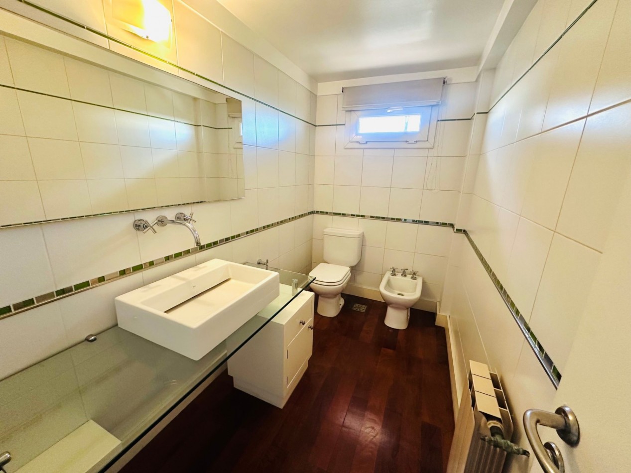 Piso 4 ambientes con dependencia, cochera doble y vista frente al mar Playa Grande