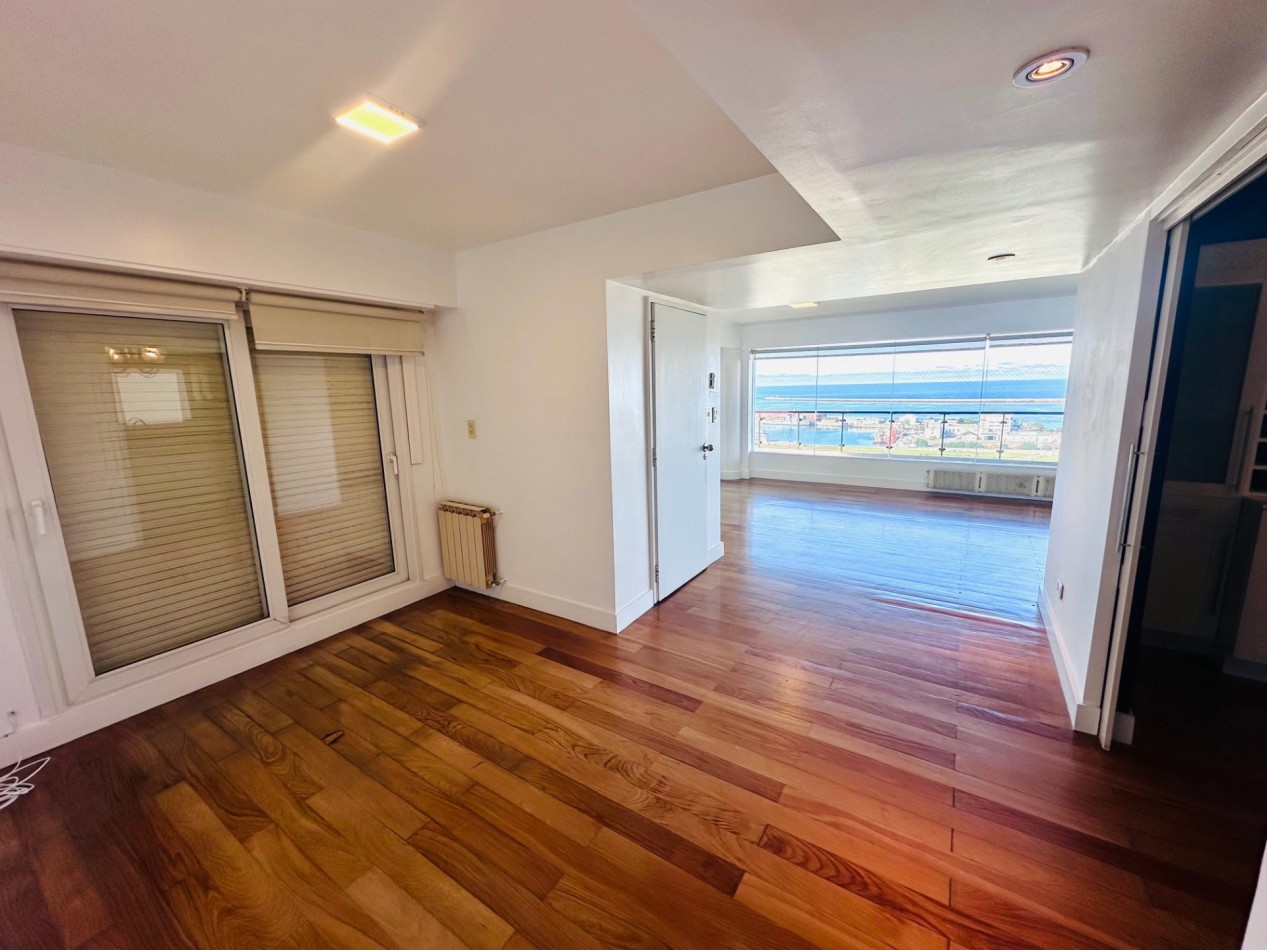 Piso 4 ambientes con dependencia, cochera doble y vista frente al mar Playa Grande