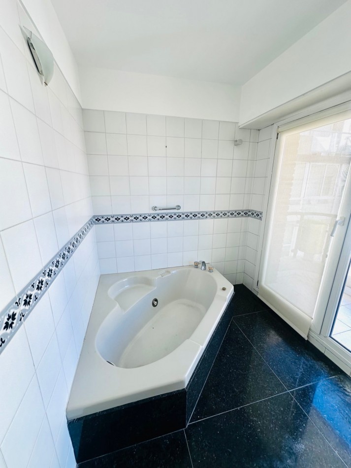 Piso 4 ambientes con dependencia, cochera doble y vista frente al mar Playa Grande