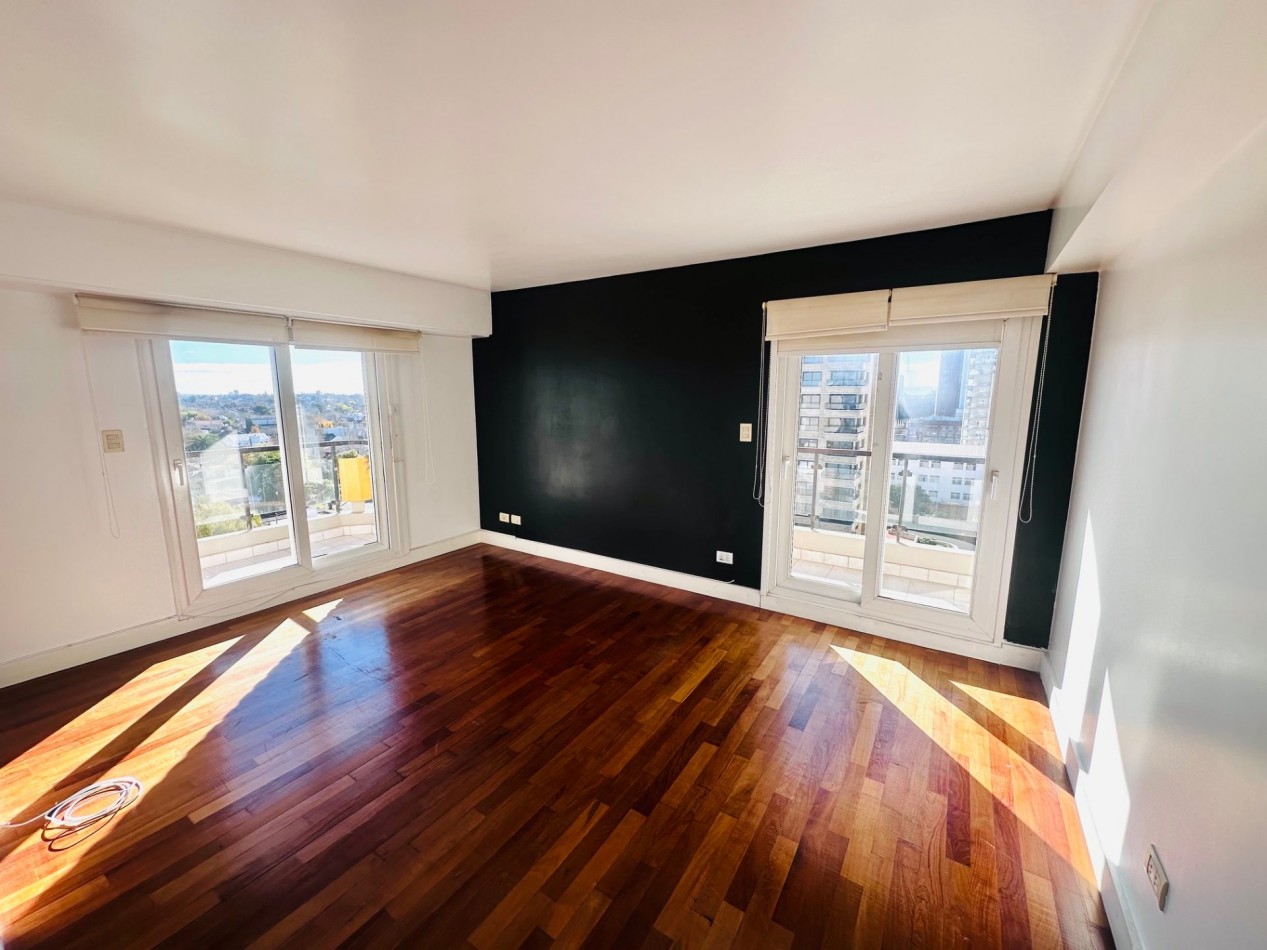 Piso 4 ambientes con dependencia, cochera doble y vista frente al mar Playa Grande