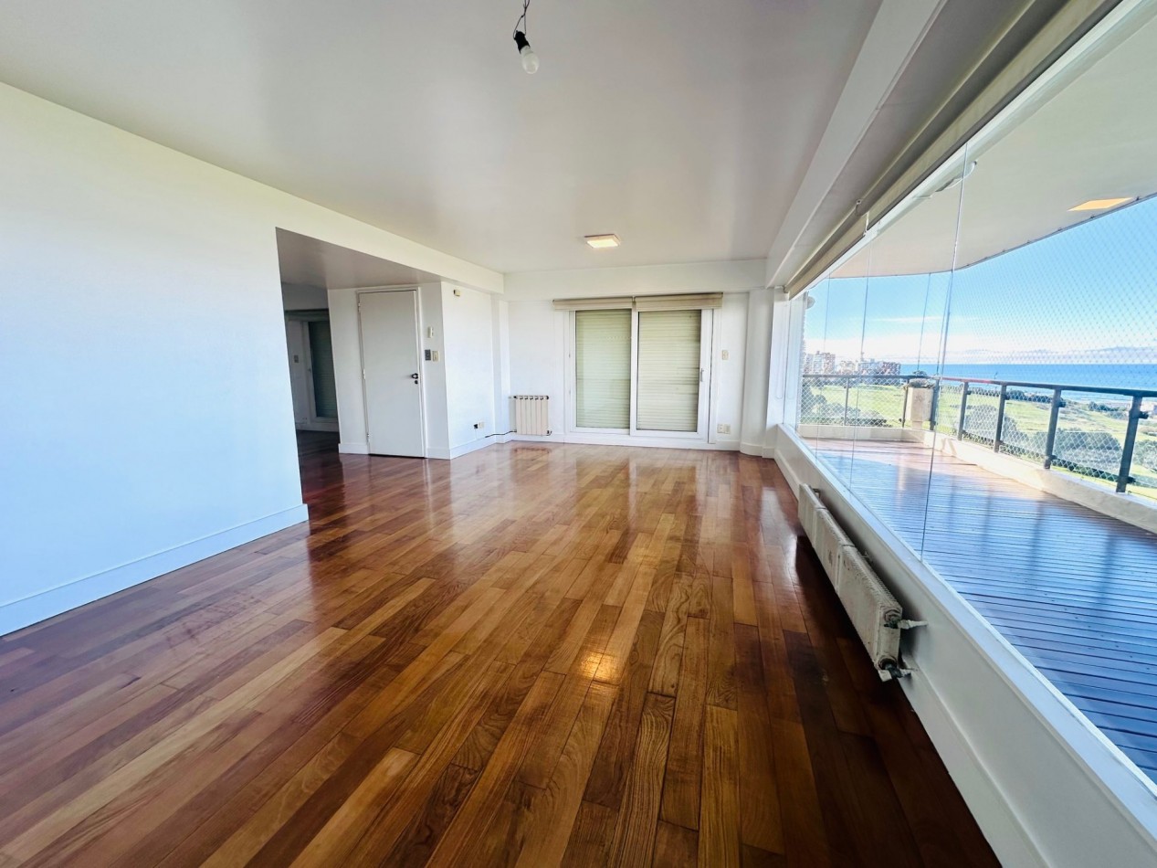 Piso 4 ambientes con dependencia, cochera doble y vista frente al mar Playa Grande