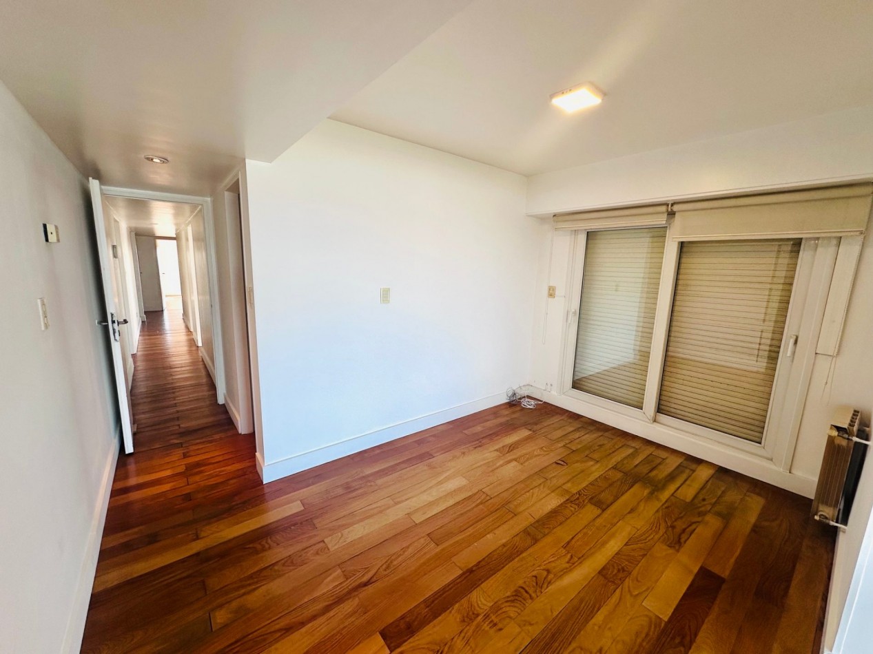 Piso 4 ambientes con dependencia, cochera doble y vista frente al mar Playa Grande