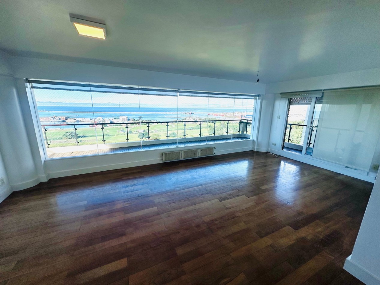 Piso 4 ambientes con dependencia, cochera doble y vista frente al mar Playa Grande