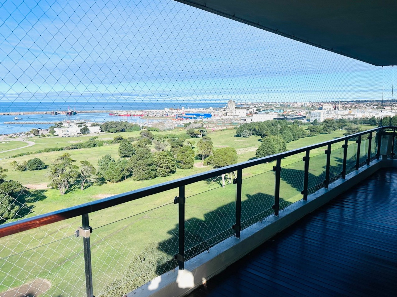 Piso 4 ambientes con dependencia, cochera doble y vista frente al mar Playa Grande