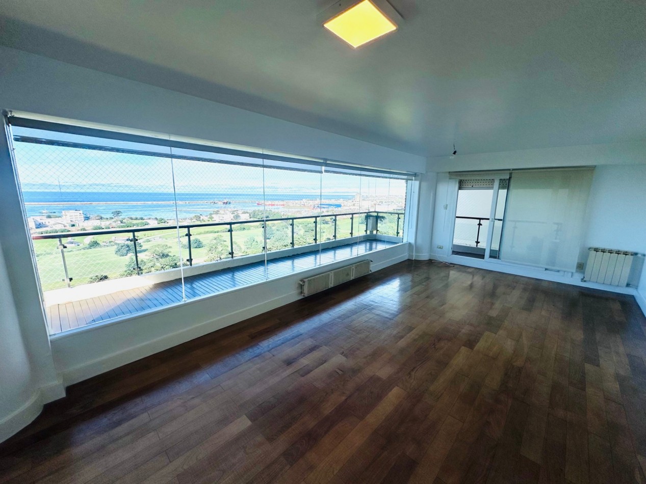 Piso 4 ambientes con dependencia, cochera doble y vista frente al mar Playa Grande