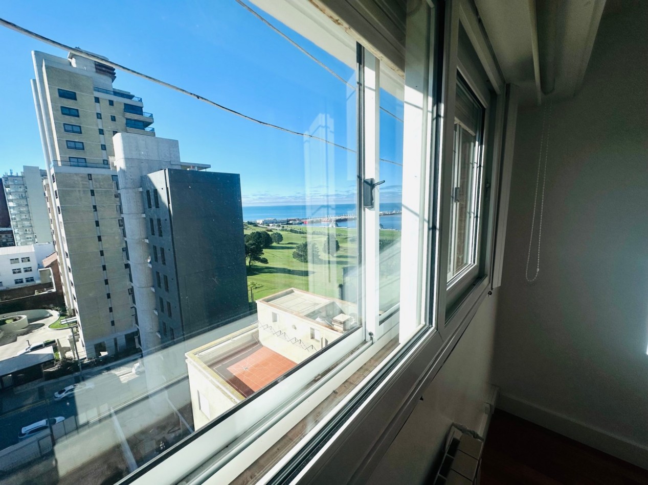 Piso 4 ambientes con dependencia, cochera doble y vista frente al mar Playa Grande