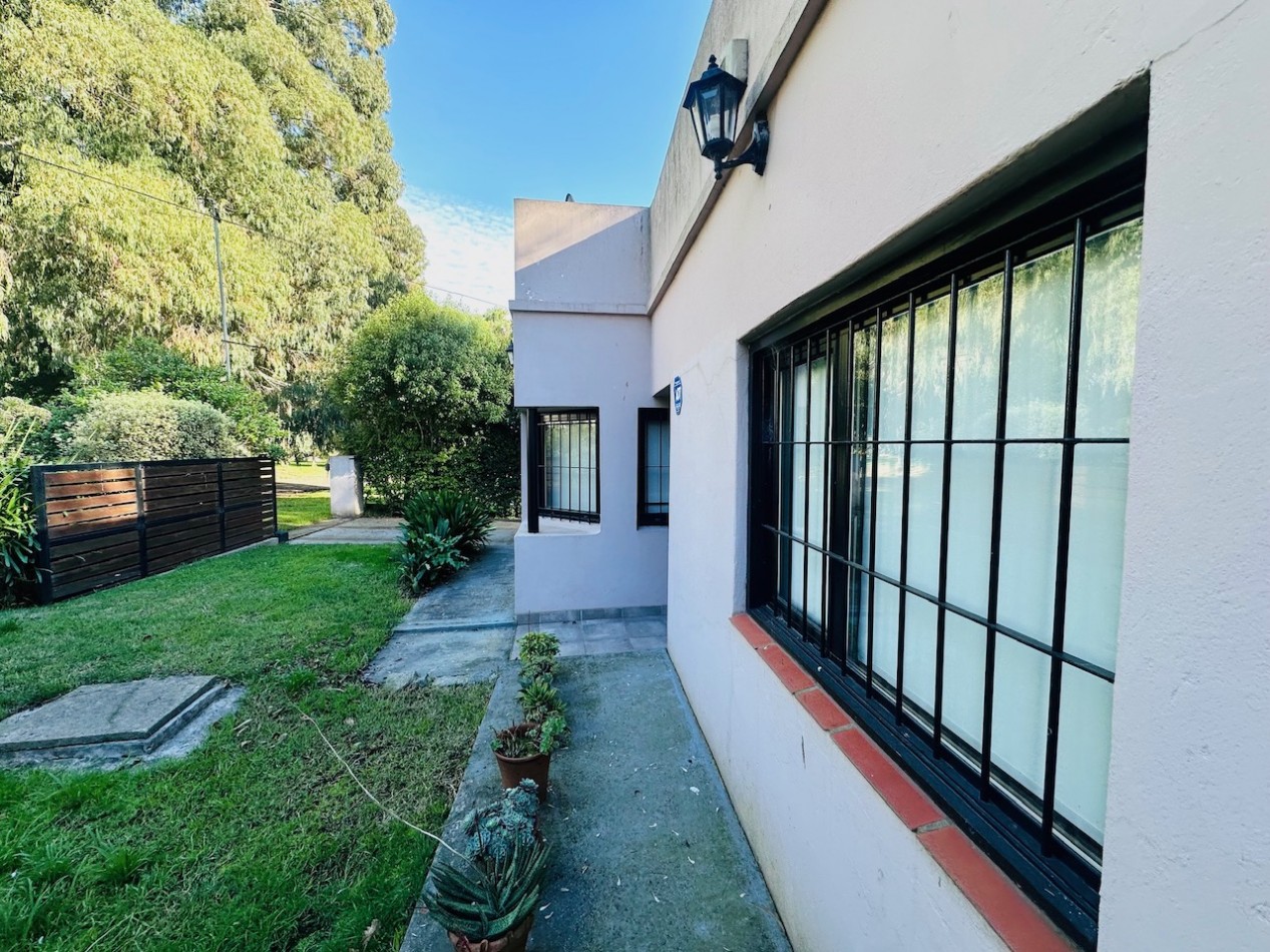 Casa tres ambientes con amplio parque