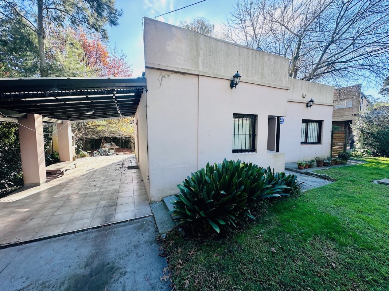 Casa tres ambientes con amplio parque