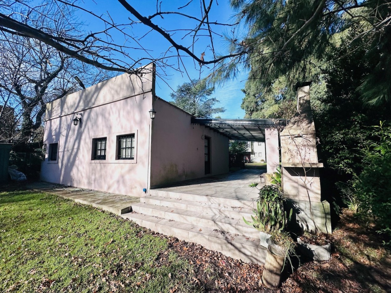 Casa tres ambientes con amplio parque