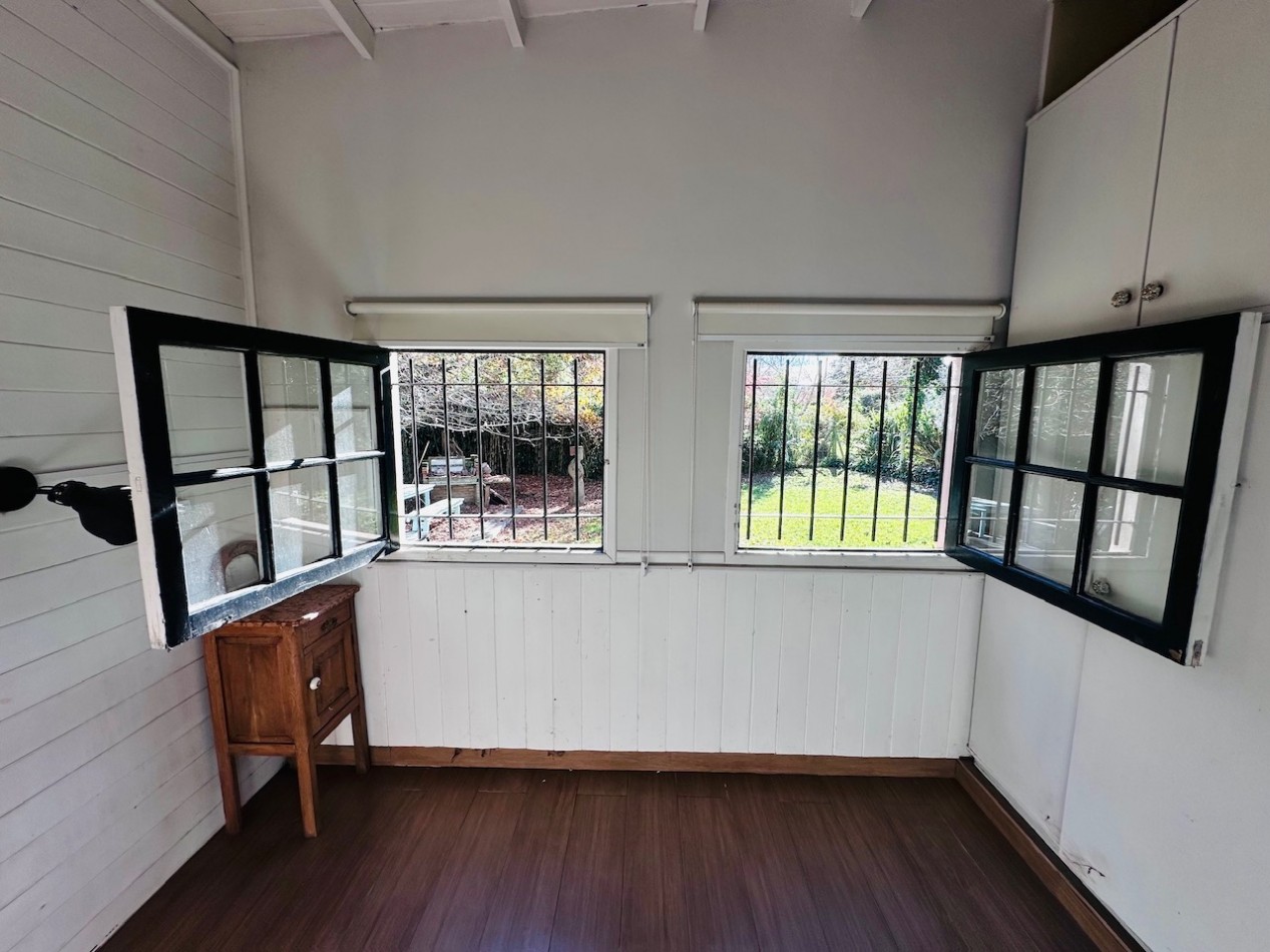 Casa tres ambientes con amplio parque