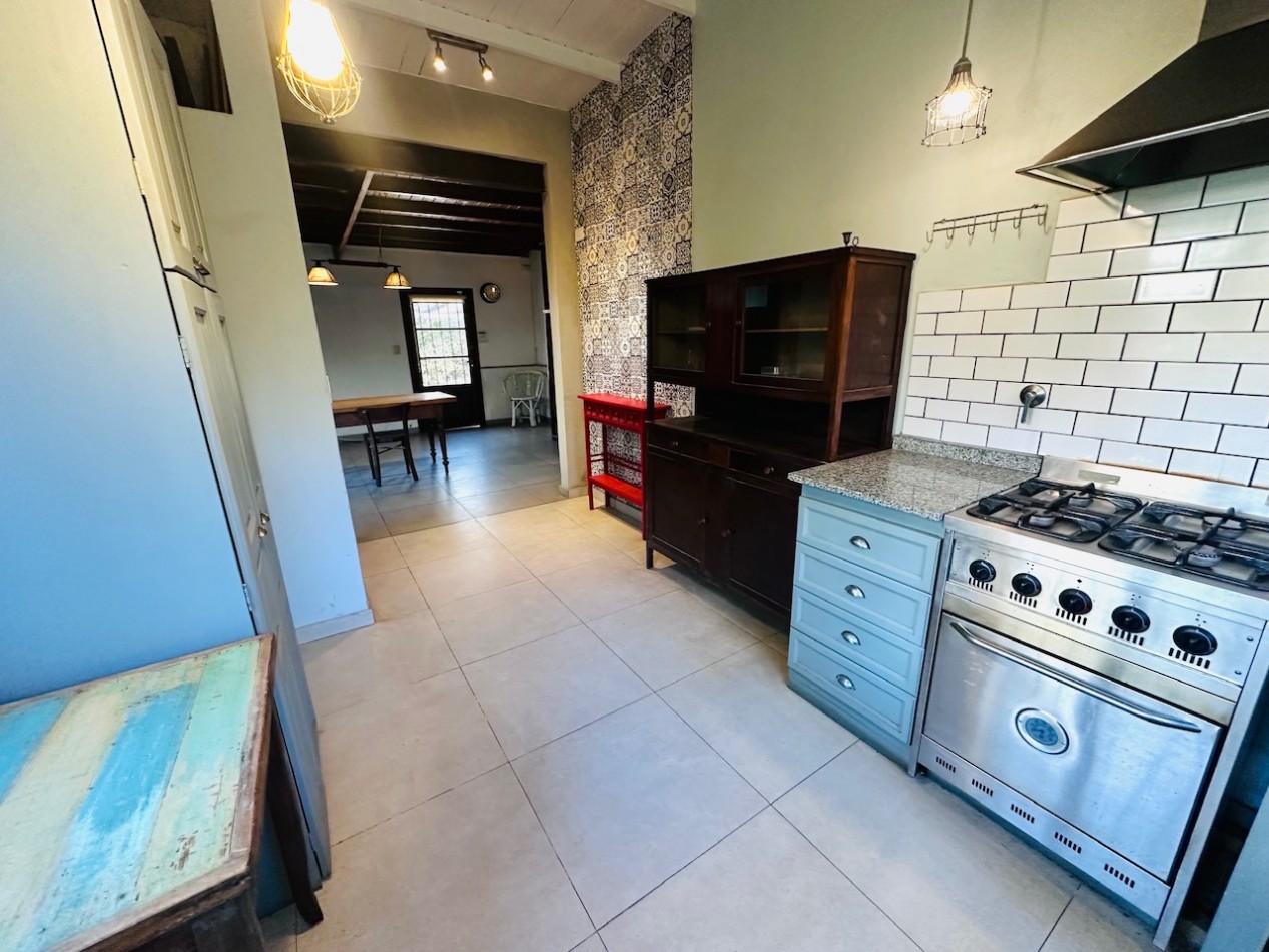 Casa tres ambientes con amplio parque