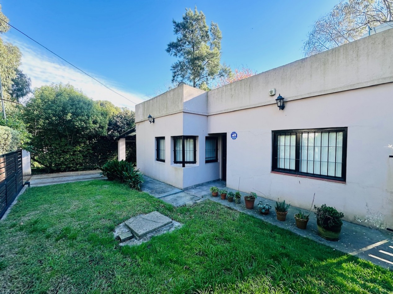 Casa tres ambientes con amplio parque