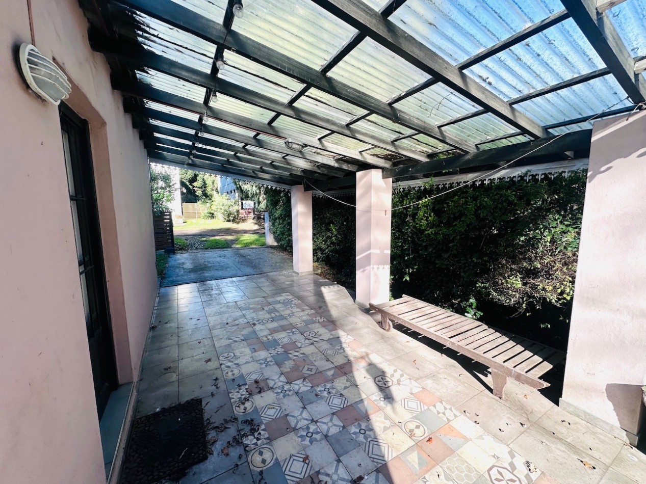 Casa tres ambientes con amplio parque