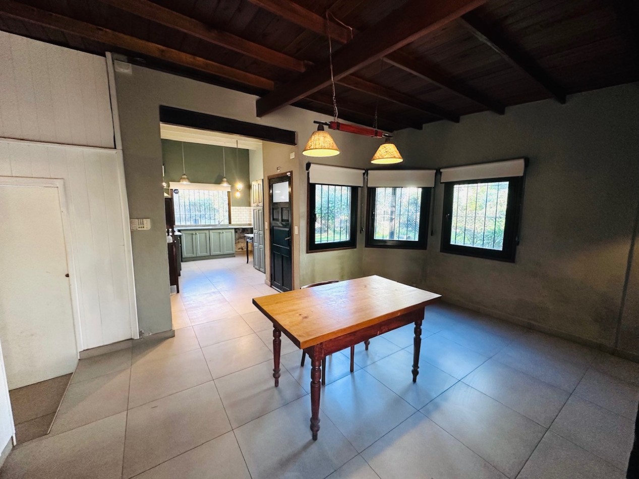 Casa tres ambientes con amplio parque