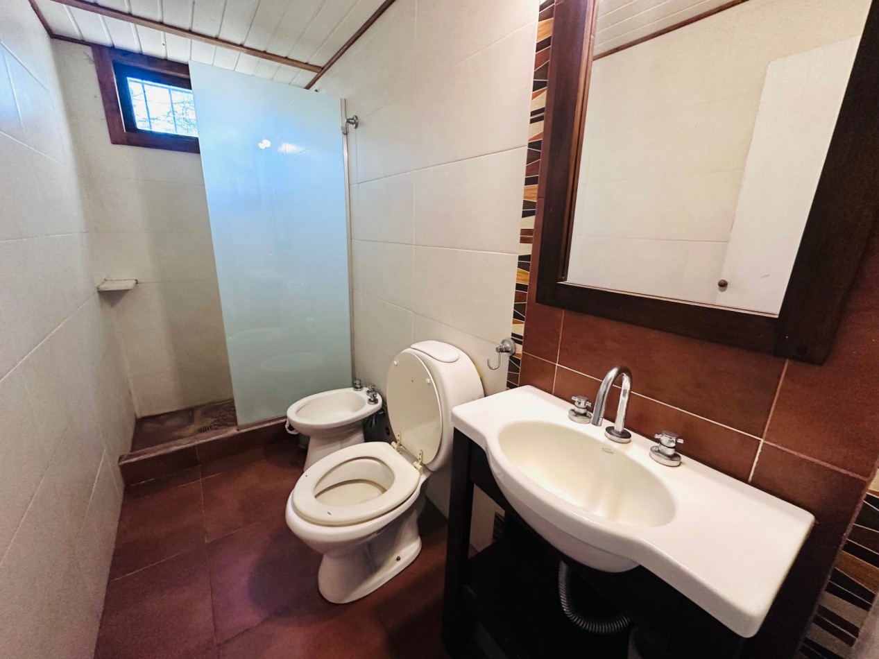 Casa tres ambientes con amplio parque