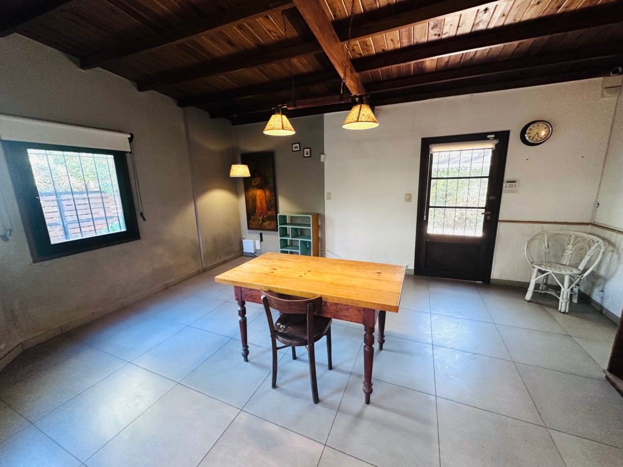 Casa tres ambientes con amplio parque
