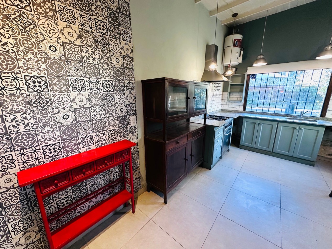Casa tres ambientes con amplio parque