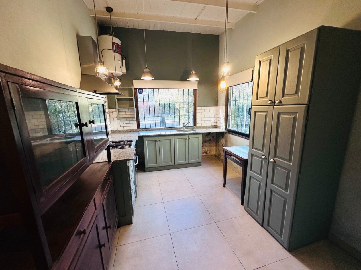 Casa tres ambientes con amplio parque