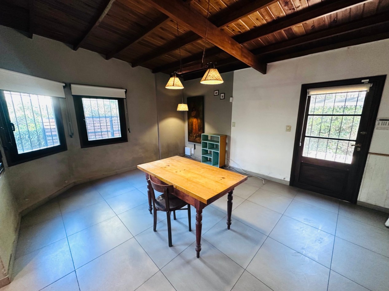 Casa tres ambientes con amplio parque