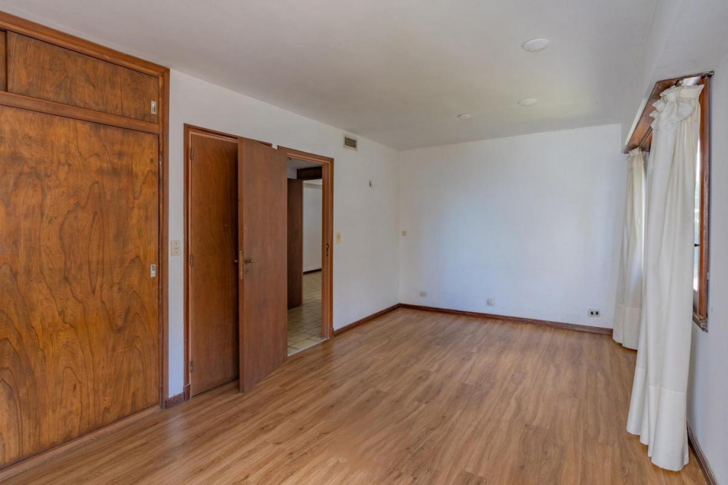 Amplio Departamento con cochera apto uso profesional Playa Grande
