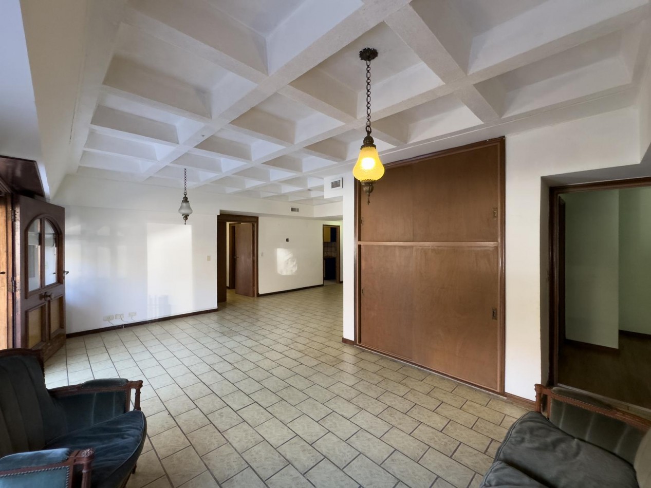 Amplio Departamento con cochera apto uso profesional Playa Grande