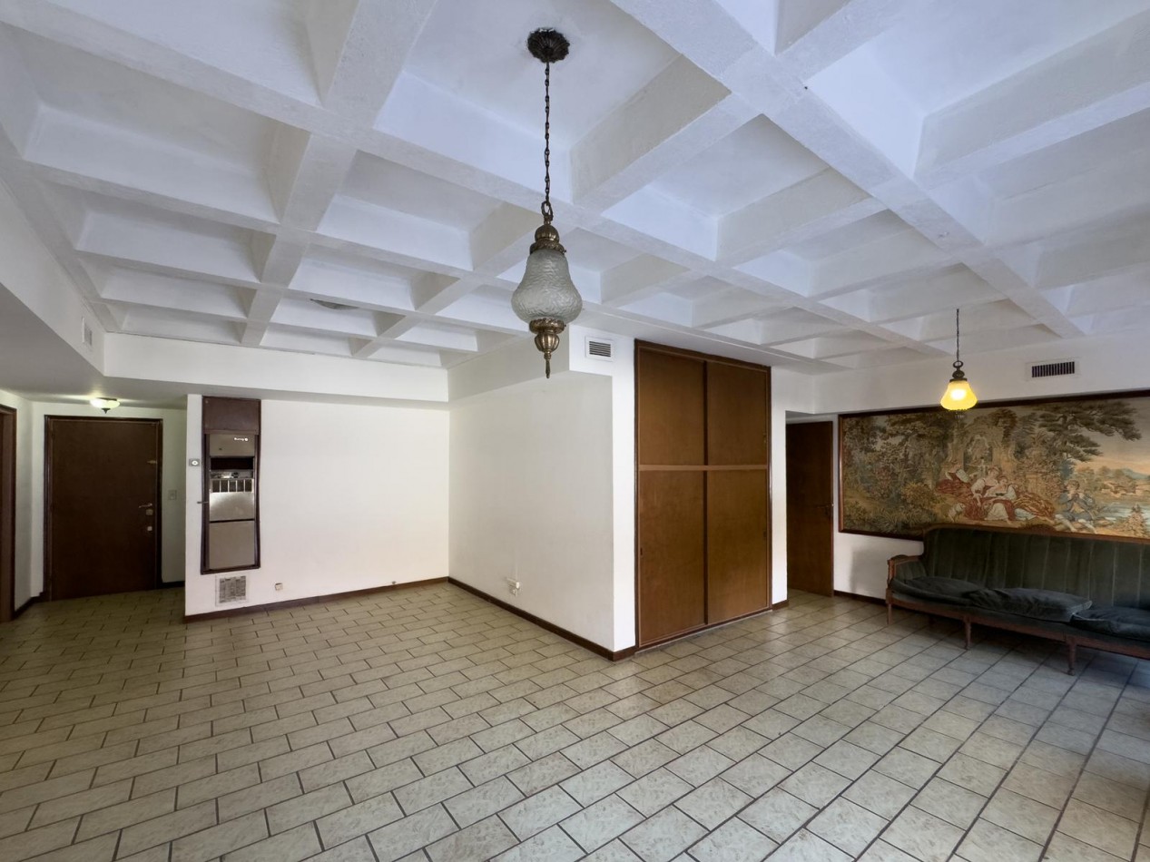 Amplio Departamento con cochera apto uso profesional Playa Grande